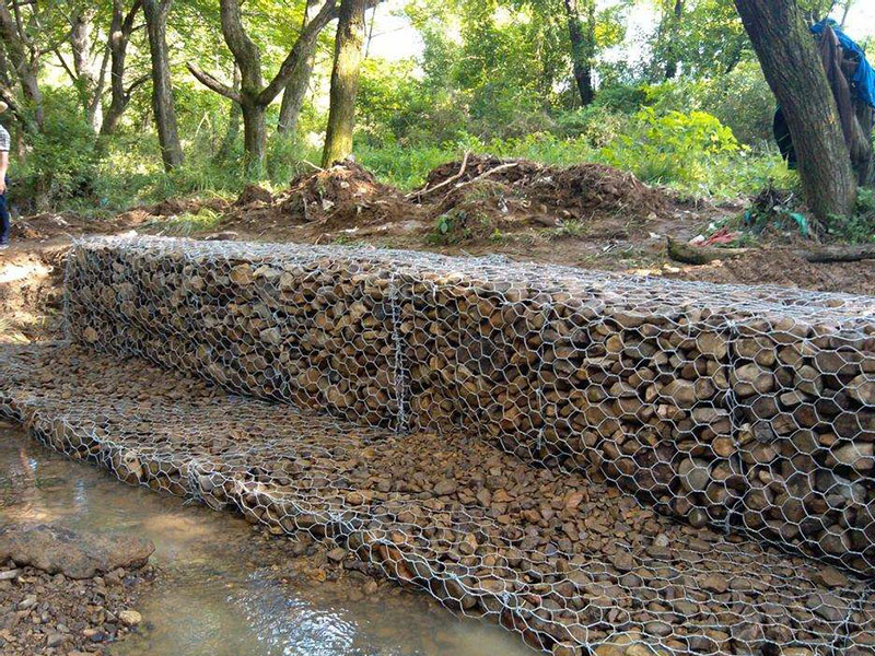 鍍鋅石籠網(wǎng)是指用重型六角網(wǎng)作的箱型網(wǎng)籠