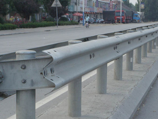 鍍鋅護(hù)欄板