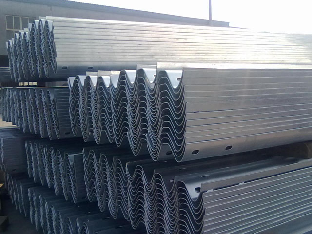 鍍鋅護(hù)欄板